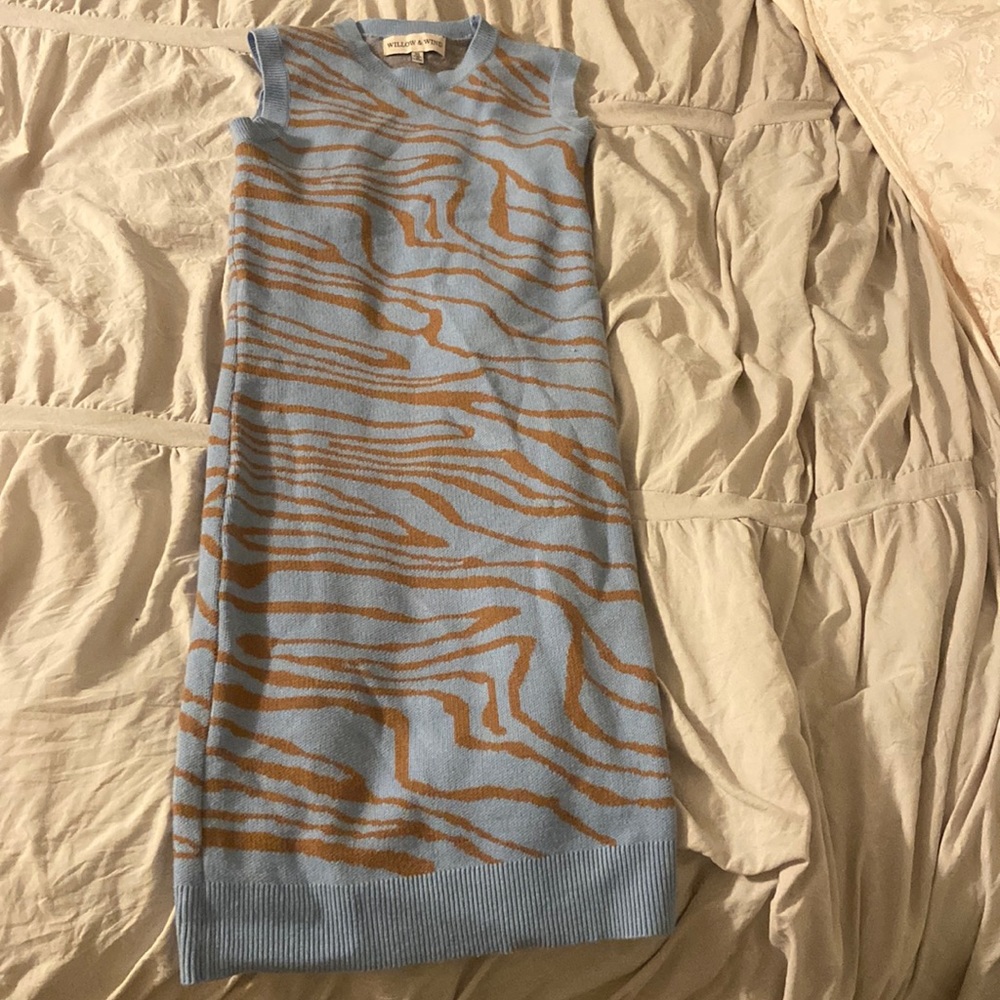 Super soft blue and tan pattern fitted dress (size xs)